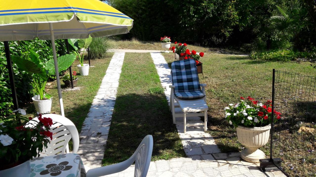 Apartment Nena- Apartman Sa Posebnim Ulazom U Prizemlju, Terasom I Zelenom Okucnicom Rakotule エクステリア 写真